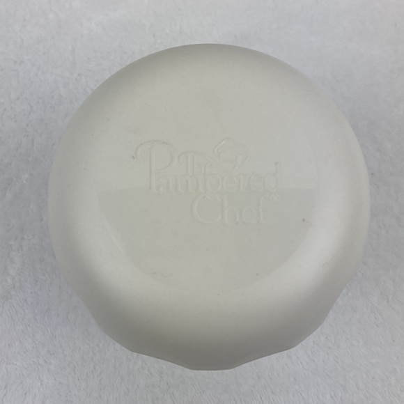 The Pampered Chef Spiral & Slice Fruit & Veggie Hand Held Slicer - Picture 2 of 12